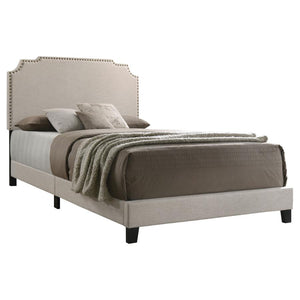 Tamarac Upholstered Nailhead Full Bed (Beige)