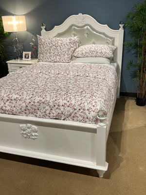 Belva Traditional Bed (White)